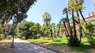 Napoli 'deki yemyeşil ve tarihi bina