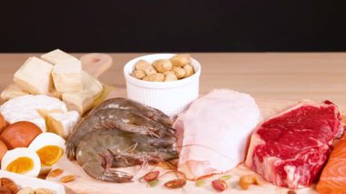 Masada çeşitli et, fıstık ve deniz ürünleri var.