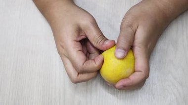 Bir portakalın soyulmasını gösteren sıralı çerçeveler