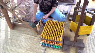 Tayland, Khao Yai 'de zanaatkar ipeği dokuyor.