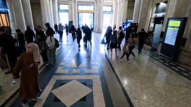 Milano tren istasyonunda hareket eden insanlar