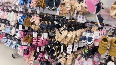 Mağaza koridorunda renkli sandaletler ve çoraplar