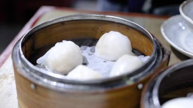 Bambu sepetlerinde pişen taze hamur köfteleri.