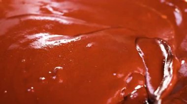 Yumuşak eritilmiş çikolata kaşıkla karıştırılmış.