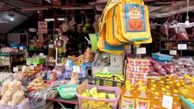 İşlek bir pazarda tedarikçi ürünleri düzenliyor