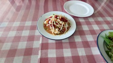 Salatayı küçük bir tabakta servis eden kişi