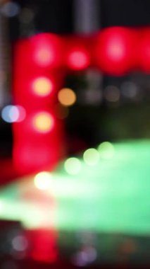 Koyu bir içecekle dolu bardaklarla kadeh kaldırıyorum. Canlı ve odaksız bar ışıklarına karşı. Sıcaklık, şenlik havası ve sığ alan derinliği