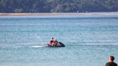 Çift birlikte jet ski sürmekten hoşlanıyor.