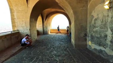 Bir çift, bir gözcüden okyanusa hayran.