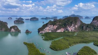 İnsansız hava aracı görüntüleri Phang Nga Körfezi, Tayland 'ın büyüleyici manzarasını, bereketli adaları, turkuaz suları ve canlı yeşillikleri görüntüler.