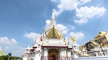 Parlak mavi gökyüzünün altındaki Bangkok Şehri Sütun Tapınağı 'nın sakin manzarası, karmaşık mimarisini ve kültürel önemini gözler önüne seriyor.