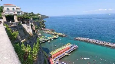 Sorrento 'nun sahil ve sahil manzarası.