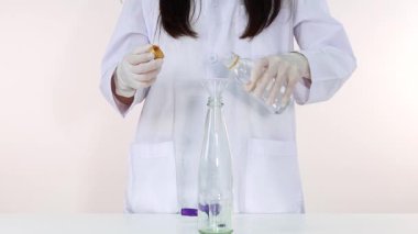 Bilim adamı klasik bir kimyasal reaksiyon deneyi yürütüyor.