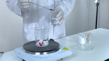 Bir laboratuvar ortamında sodyum asetat kristalizasyonu gösteriliyor