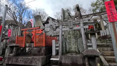 Geleneksel bir Japon tapınağı yolunda yürümek