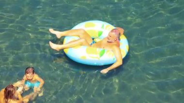 İnsanlar Sorrento 'da güneşli bir yüzüşten zevk alıyorlar.