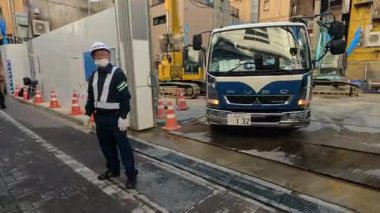 Yoğun bir şehir kaldırımında gezinen yayalar