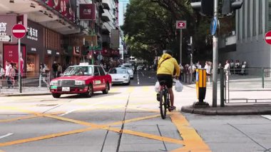 Kalabalık bir kavşakta trafik ve yayalar