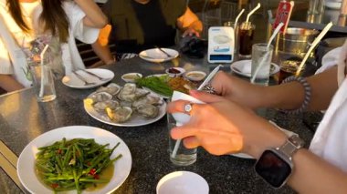 Yemek masasında grup olarak yemek hazırlıyoruz.