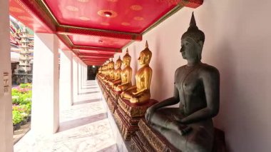 Buda heykelleri kırmızı çatı altında hizalanır.