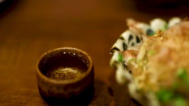 Tabağın yanına saki dök.