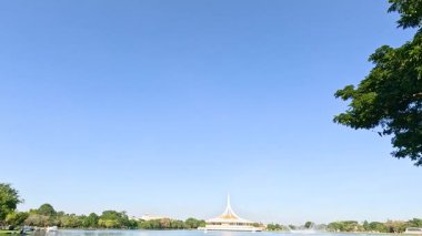 İnsanlar Bangkok parkında boş zamanların tadını çıkarıyorlar.