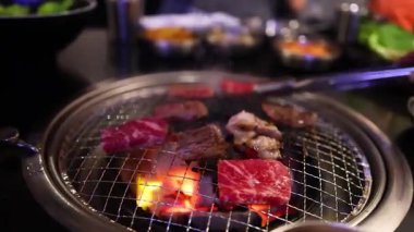 Kore barbekü ızgarasında et kızartması.