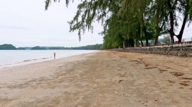 Tayland, Krabi 'de sakin plajda yalnız yürüyen biri.