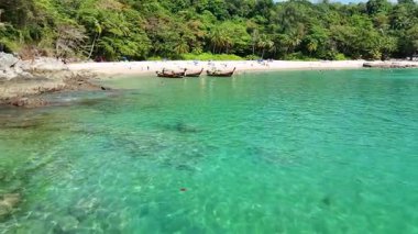 İnsansız hava aracı görüntüleri Phuket, Tayland 'daki canlı sahil yaşamını, turkuaz sular, botlar ve tropikal ortamın tadını çıkaran insanlarla yakalıyor.