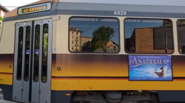 Tramvay kalabalık Milano caddesi kavşağından geçiyor