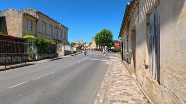 Bir insan eli spor salonunun teçhizat rafından renkli halterlerle metal bir çubuk bağını seçer ve çıkarır. 