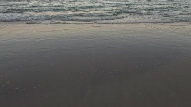 Sakin okyanus dalgaları üzerinde günbatımının hızlandırılması