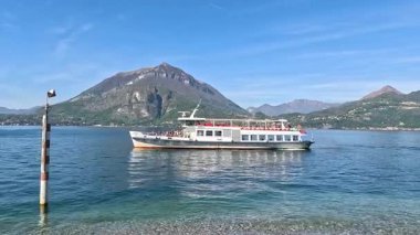 Feribot manzaralı Como Gölü 'nden geçiyor.