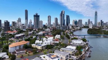 Bir insan eli spor salonunun teçhizat rafından renkli halterlerle metal bir çubuk bağını seçer ve çıkarır. 