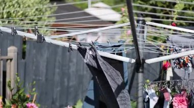 Dolambaçlı çamaşır ipinde çamaşır kurutma.