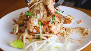 Lezzetli Pad Thai hazır ve servis ediliyor.