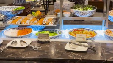 İyi aydınlatılmış bir açık büfe ortamında renkli tabaklar, Tayland restoranında çeşitli mutfaklar.