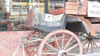 Phuket Müzesi 'nin dışında klasik bir triportör sergileniyor. Tayland sokak ortamında tarihi cazibe vurgulanıyor.