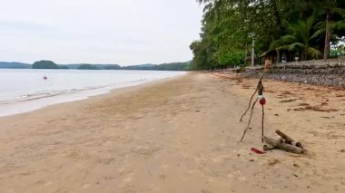 Krabi, Tayland 'da yemyeşil yemyeşil kumsalları var.
