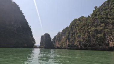 Huzurlu karst arazisinde tekne yolculuğu