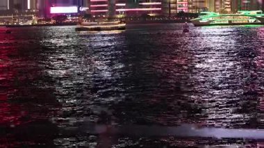 Suyu yansıtan renkli ışıklar