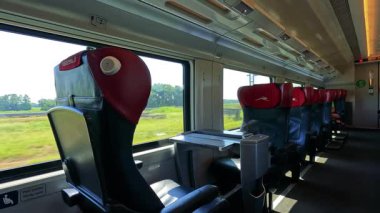 Kırsal manzaralı boş tren koltukları