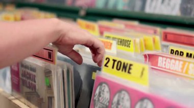 Cardiff pazarında el taraması vinil kayıtları