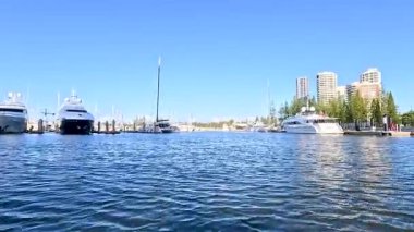 Altın Sahil 'in manzaralı su yollarında tekne gezintisi