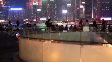 İnsanlar geceleri gökyüzünün keyfini çıkarıyor.