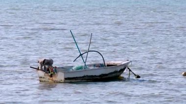Yalnız bir tekne usulca suda yüzer.