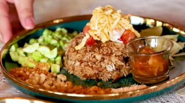 Lezzetli Tayland yemeği ve canlı malzemeler