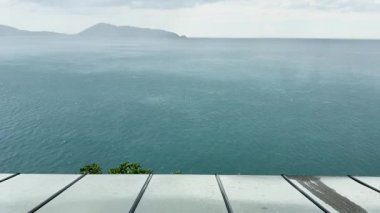 Tayland, Phuket 'teki bir restorandan bir fırtına yaklaşıyor. Atmosfer karamsar ve dramatik.