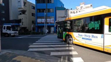 Bir halk otobüsü şehir yaya geçidinde yol alır..