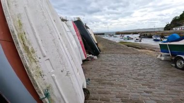 Tekneler kaldırım taşı yolu boyunca dizildi.